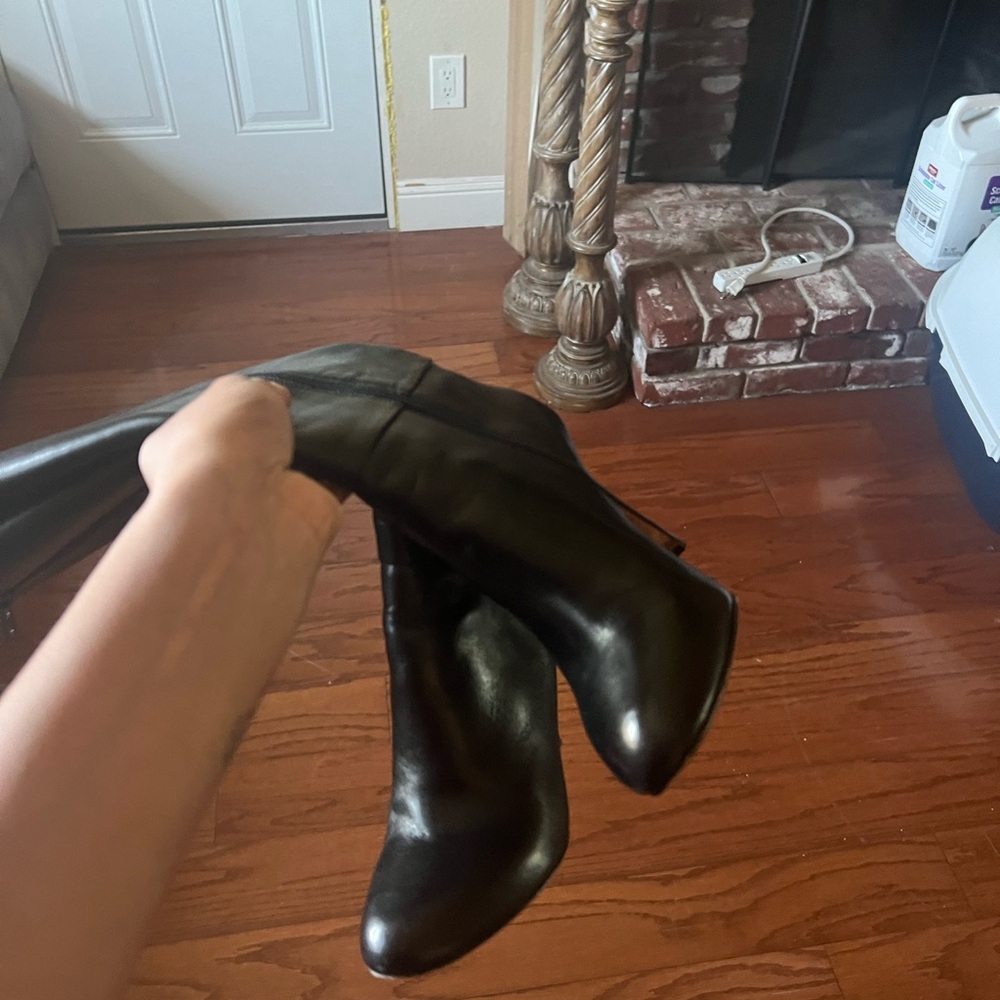 Elegant Black Heeled Boots - Picture 9 of 10
